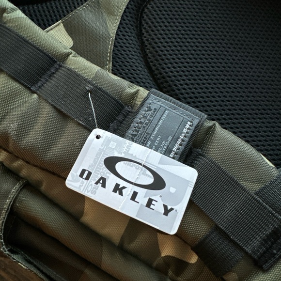Oakley Mechanism Backpack NWT! Rare! - Picture 3 of 9